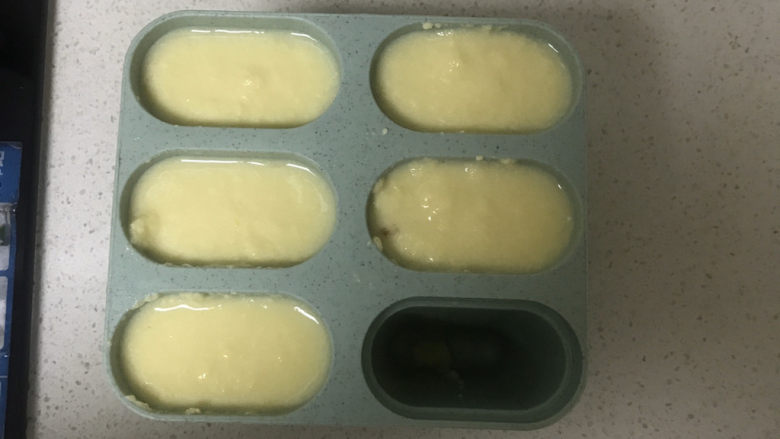 牛奶冰淇淋,放凉后,倒入模具中