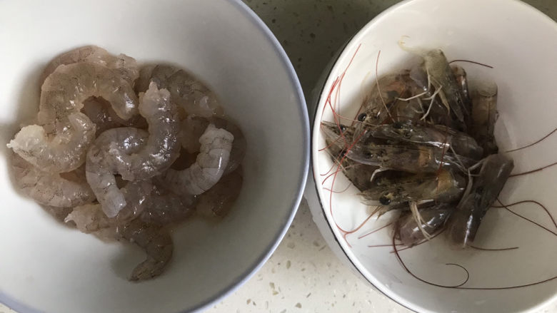 虾仁豆腐羹,剥去虾皮,虾头留着备用