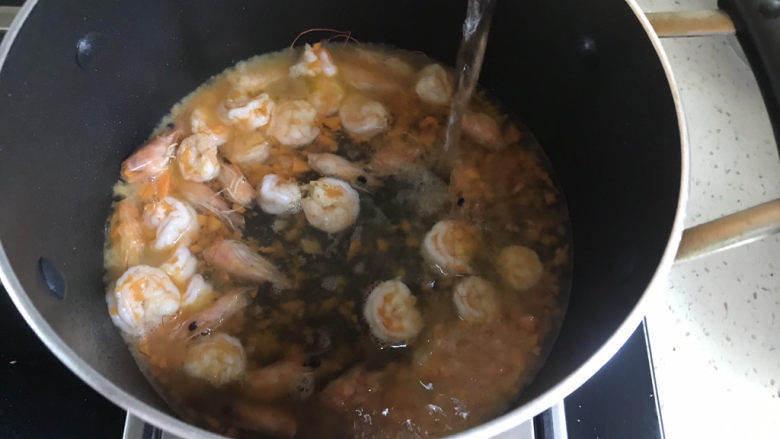 虾仁豆腐羹,加入适量清水盖上盖子煮
