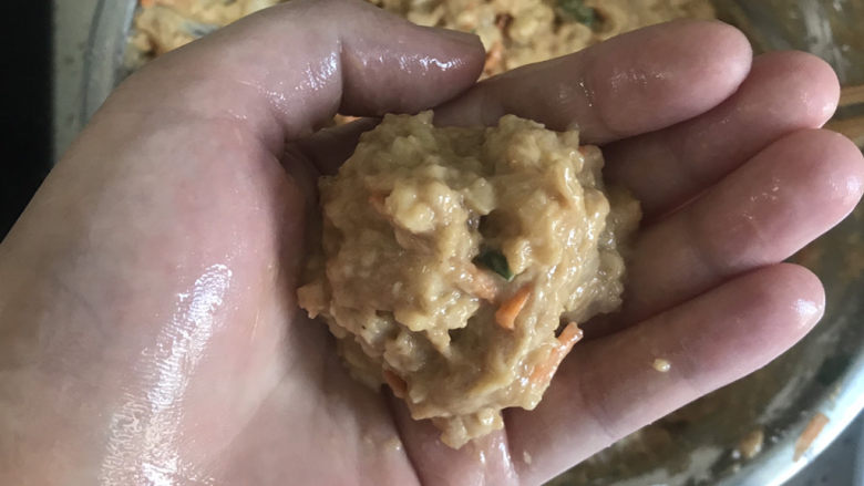 莲藕肉丸,手上抹油,用筷子夹适量的肉馅在手里,两个手替换着转团圆
