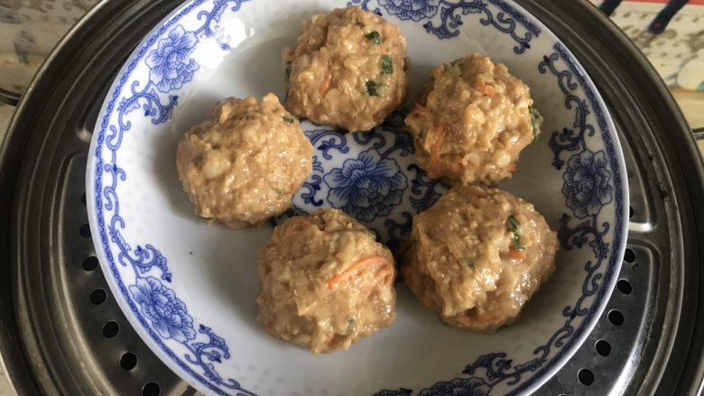 莲藕肉丸,肉丸放入盘中,冷水上蒸锅,水开后继续蒸15分钟