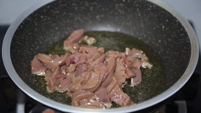 青椒炒猪腰,锅里倒入油,烧热后放入猪腰