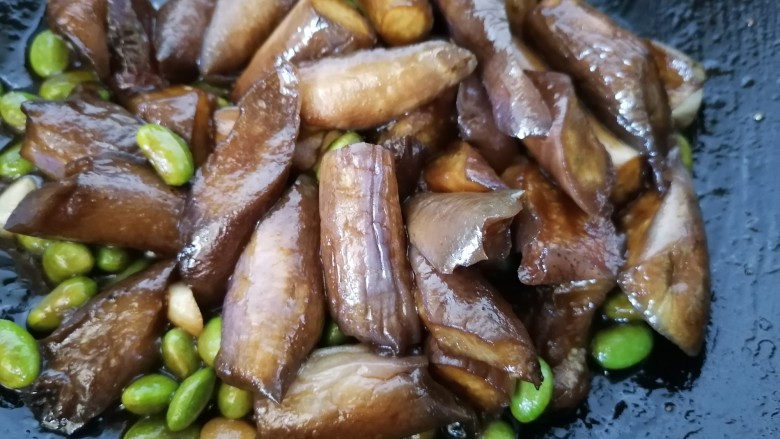 毛豆烧茄子,煮至汁干入味即可出锅