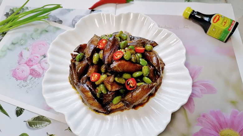 毛豆烧茄子,拍上成品图,一道酱香浓郁的毛豆烧茄子就完成了。