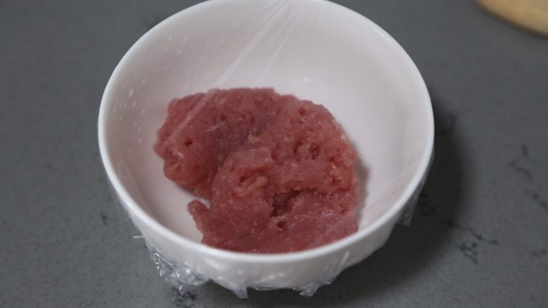 莲藕肉丸,放入保鲜膜,放入冰箱冷藏一会可以增加肉的粘性