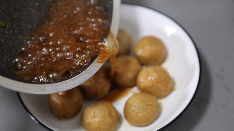 莲藕肉丸,关火,盛出丸子,并淋上酱汁