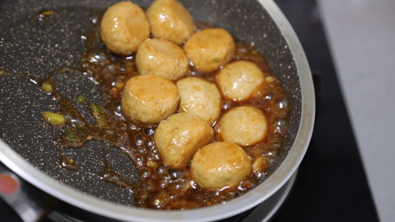 莲藕肉丸,晃动锅子,让肉丸均匀的沾上酱汁