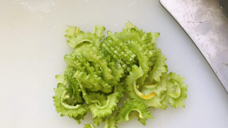 苦瓜炒虾仁,<a style='color:red;display:inline-block;' href='/shicai/ 55'>苦瓜</a>洗净去籽切片,沸水加盐焯1-2分钟捞出备用;