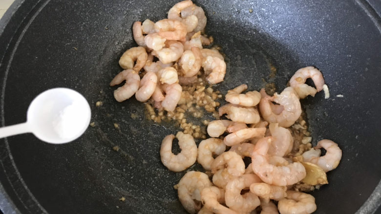 苦瓜炒虾仁,加一丢丢盐调味;