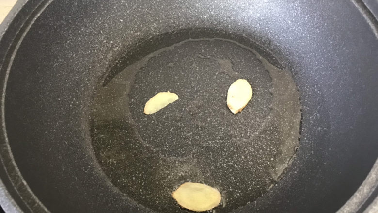 苦瓜炒虾仁,起锅烧油放入姜片煎出香味儿;