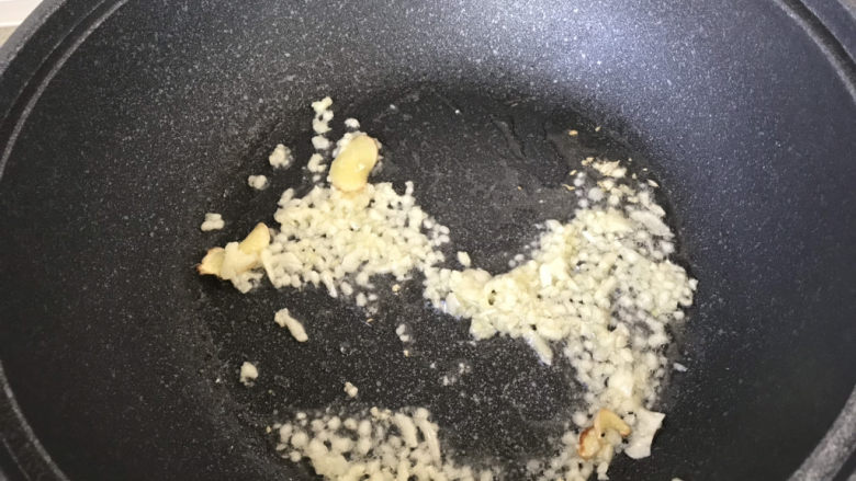 苦瓜炒虾仁,再加入蒜末炒香;