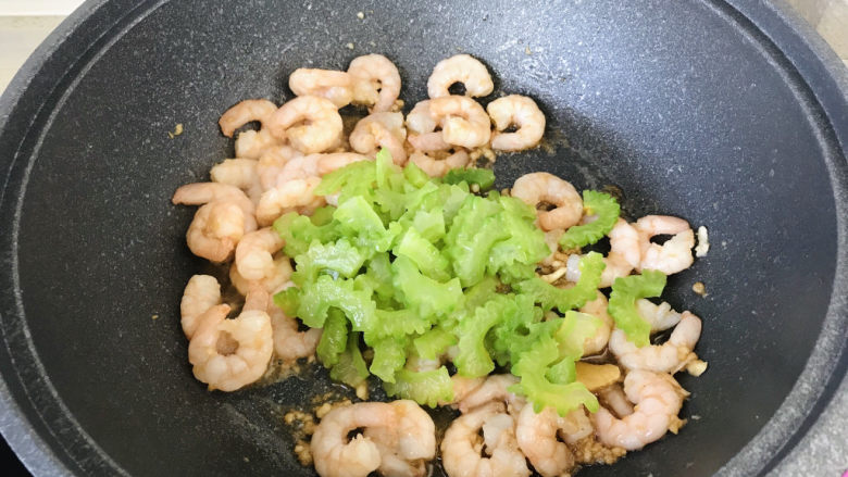 苦瓜炒虾仁,放入焯好的苦瓜;
