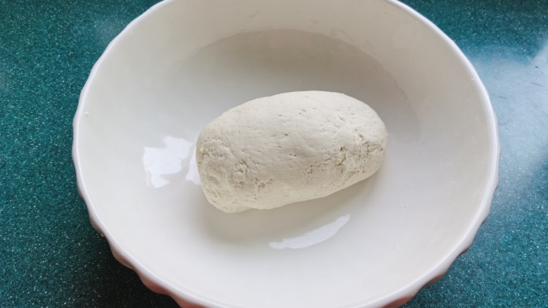 红糖花卷,用手揉成面团,盖上盖子或保鲜膜发酵。