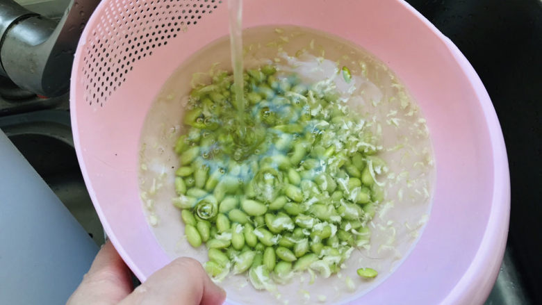 毛豆炒鸡丁,毛豆用清水冲洗干净;