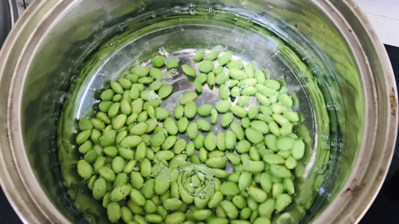 毛豆炒鸡丁,沸水煮8分钟;