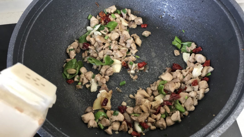 毛豆炒鸡丁,撒少许白胡椒粉;