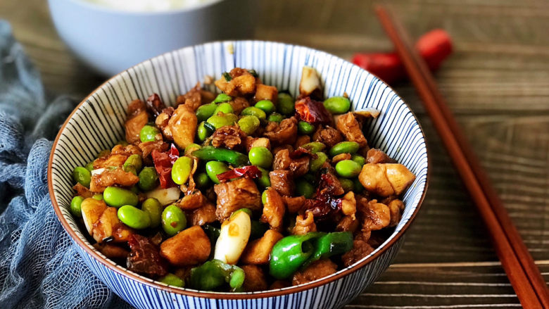 毛豆炒鸡丁,色香味俱全的毛豆炒鸡丁,绝对的米饭杀手菜。