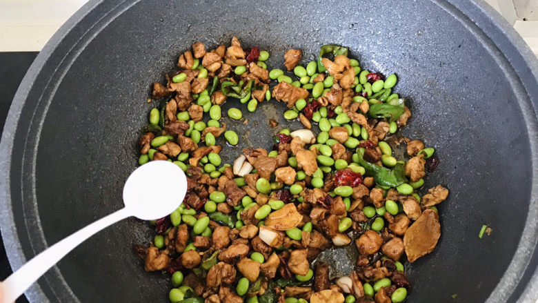毛豆炒鸡丁,加适量的盐;