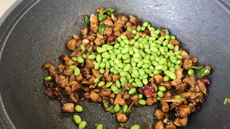毛豆炒鸡丁,加入毛豆翻炒;