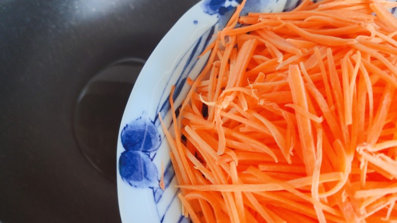 清炒胡萝卜丝,待锅内油热,下胡萝卜丝