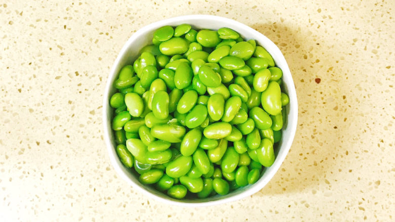 毛豆烧茄子,焯过水的毛豆,绿油油的