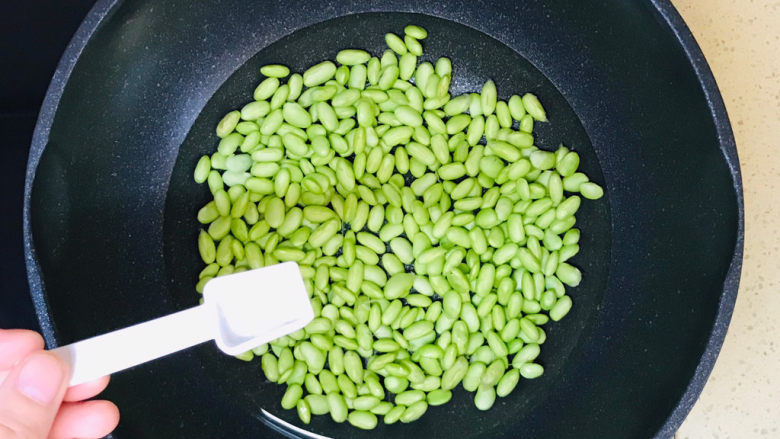 毛豆烧茄子,加入锅里,加冷水,撒入盐