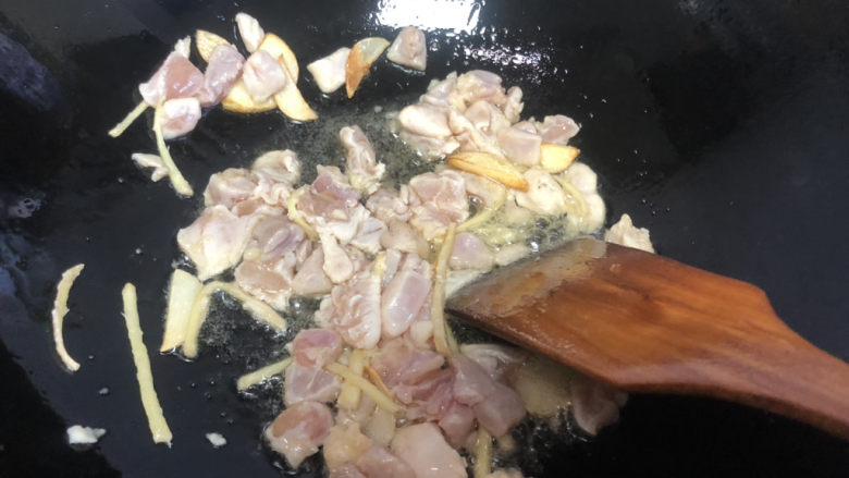 毛豆炒鸡丁,放入鸡丁爆炒
