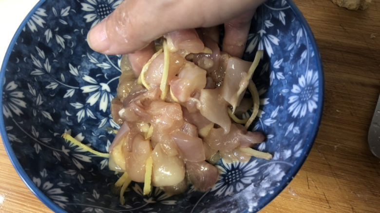 毛豆炒鸡丁,用手抓匀腌制入味