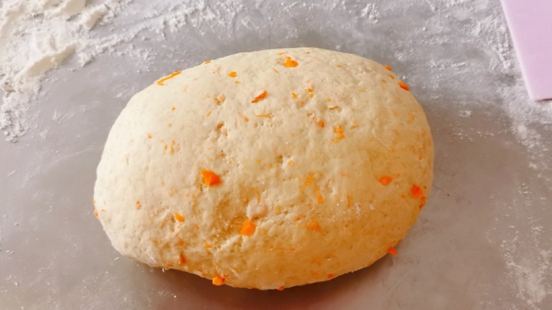 胡萝卜馒头,移至面板,揉匀排气