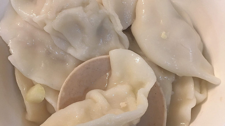 玉米鸡肉饺子,用水煮沸可以开始放包好的饺子,然后出锅,又滑又薄的饺子做好了,蘸点酱料陈醋也可以哦