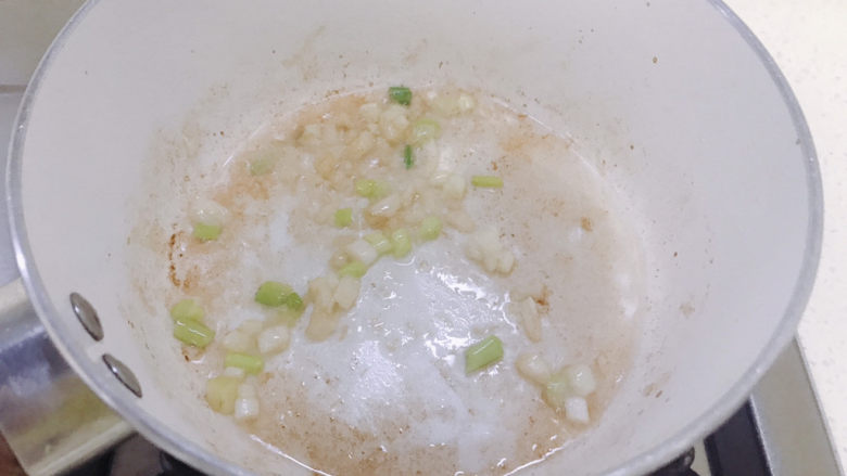 虾仁豆腐羹,再下蒜蓉和葱白炒出味