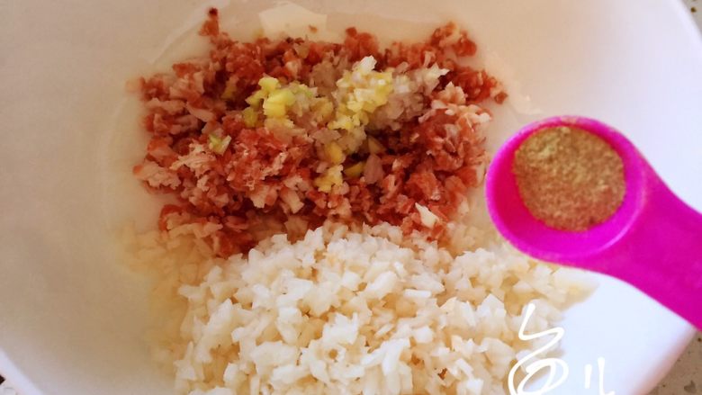 莲藕肉丸,猪肉碎、莲藕碎和葱姜碎放入容器内,放入<a style='color:red;display:inline-block;' href='/shicai/ 720'>胡椒粉</a>