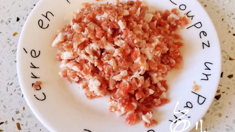 莲藕肉丸,猪肉(肥瘦1:9)剁成碎末