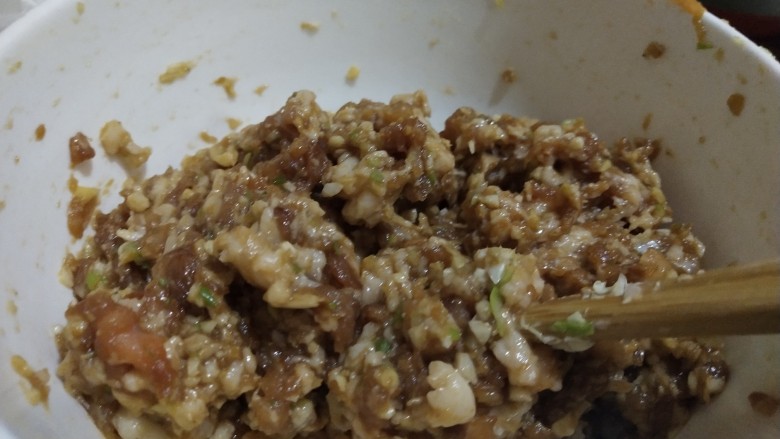 猪肉白菜生煎水饺(猪肉好贵),搅拌至上劲就可以了