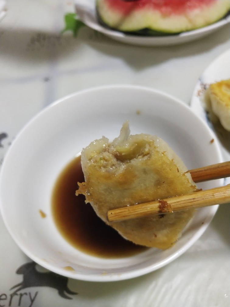 猪肉白菜生煎水饺(猪肉好贵),还有半棵白菜，周末试试手剁，料理机做的白菜实在太碎了