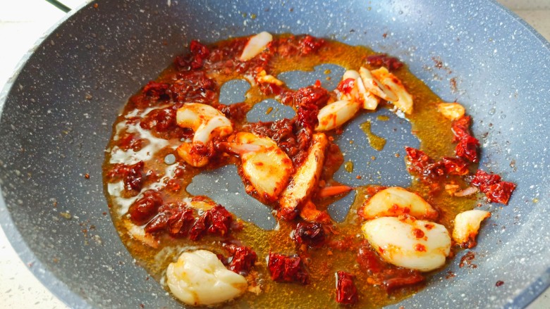 干锅麻辣鸡翅,热锅凉油下生姜蒜与干辣椒,<a style='color:red;display:inline-block;' href='/shicai/ 691'>辣椒酱</a>煸炒出香味。