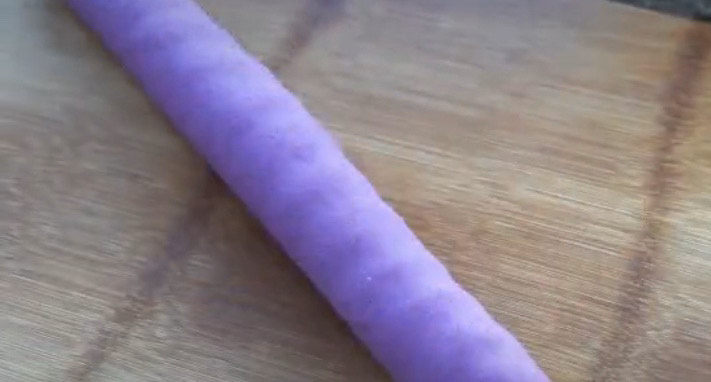 紫薯芝麻饼,醒好的面团搓成长条,再切成小剂子