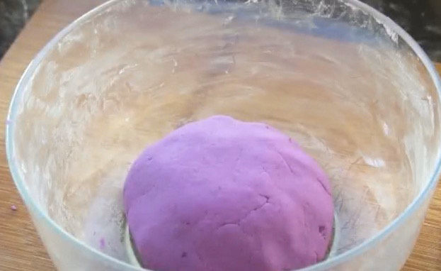 紫薯芝麻饼,做好的紫薯面团静置一会,让它醒一会