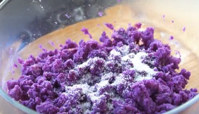 紫薯芝麻饼,紫薯泥中加入一勺砂糖,紫薯本来有甜味,想吃多甜自己把握