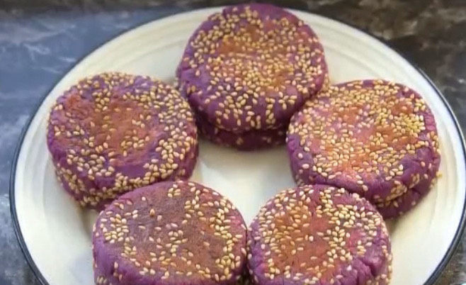 紫薯芝麻饼,这个紫薯饼还很适合小朋友吃,家里有小朋友的可以试试这个做法。