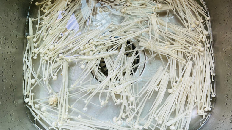金针菇炒蛋,放入水中清洗干净