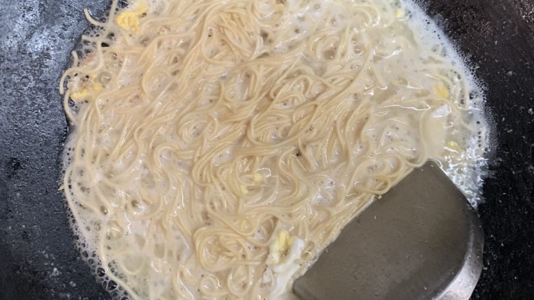 蛋花伊面,不用盖盖子,伊面熟得很快。