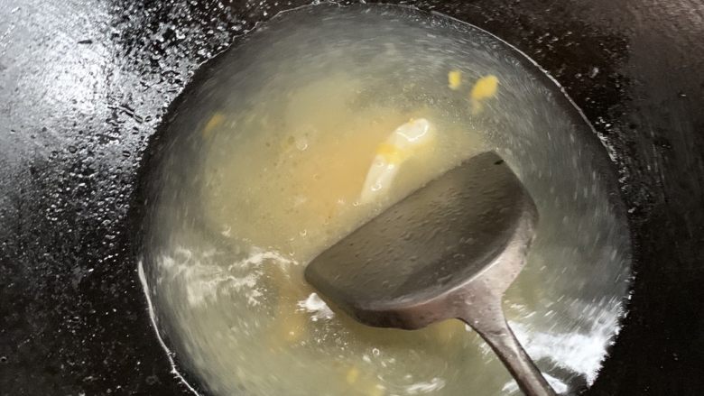 蛋花伊面,直接加入水。上一步骤蛋黄没碎就煎到成蛋碎就可以了!