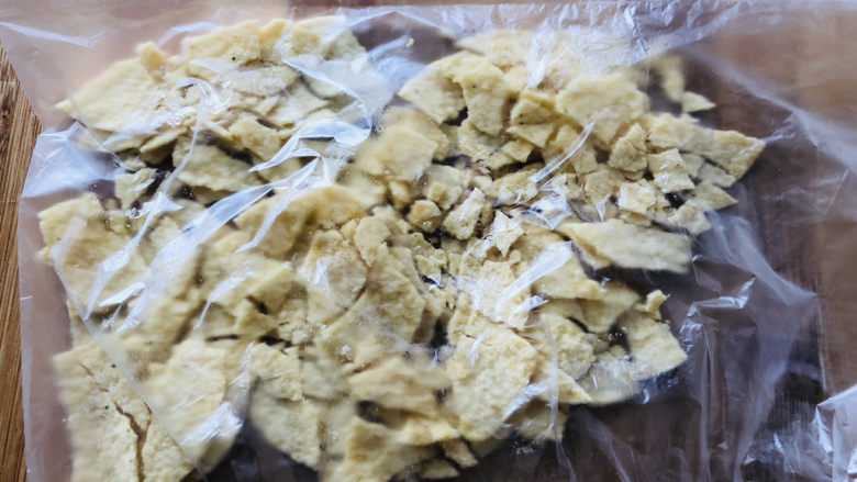 薯片鸡翅,薯片装入保鲜袋,用手捏碎。
