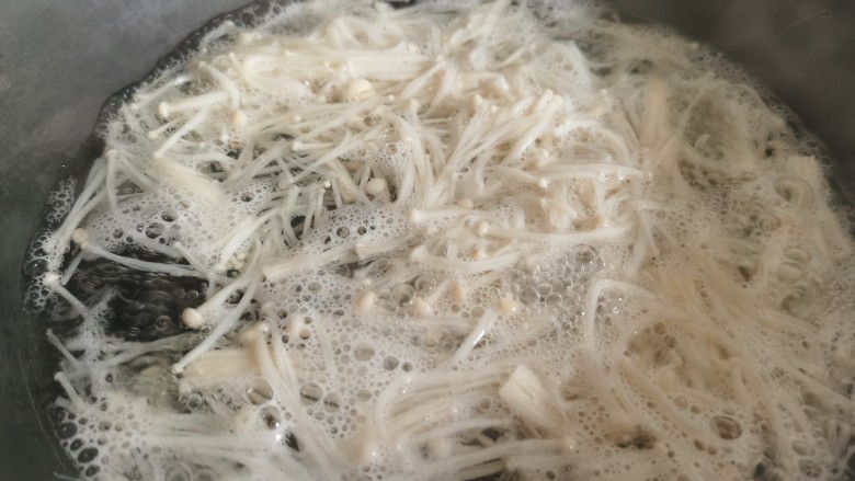 金针菇炒蛋,锅里加水煮开,放入金针菇焯水,去除金针菇里的异味。