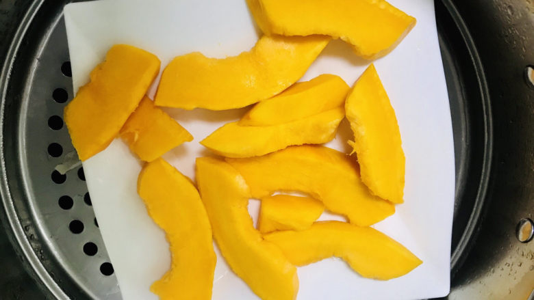 金汤花胶鸡,上锅蒸熟