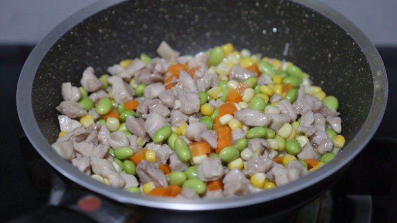 毛豆炒鸡丁,再加入鸡腿肉翻炒均匀