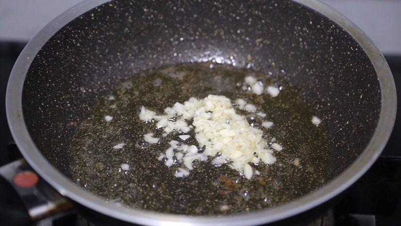 苦瓜炒虾仁,再加入少许油,爆香蒜末