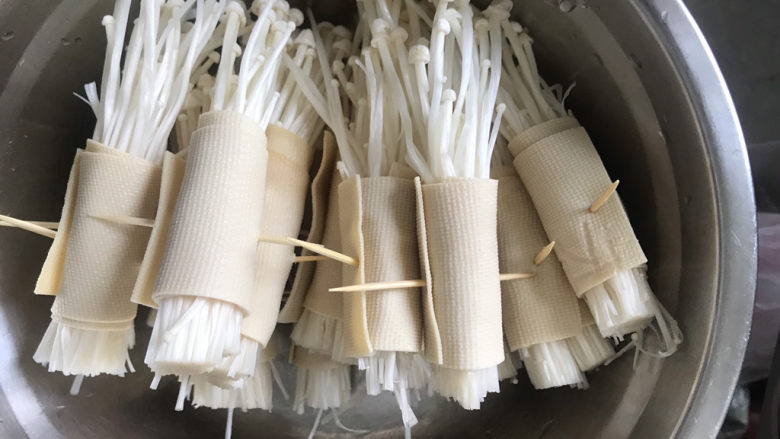 豆皮金针菇卷,全部做完