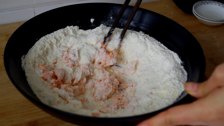 胡萝卜馒头,把白色面团用到的所有食材倒入大碗中先搅拌成棉絮状,然后再分次倒入胡萝卜汁。